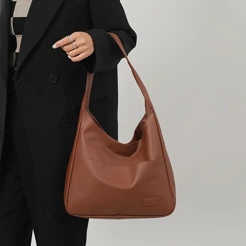 Elegante borsa hobo donna marrone, stile minimal, perfetta per outfit quotidiani e accessorio moda femminile.