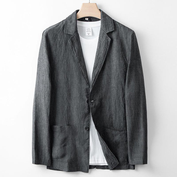 Fibbia in vita e taglio sciolto del completo uomo casual, perfetto per comfort e un look rilassato.