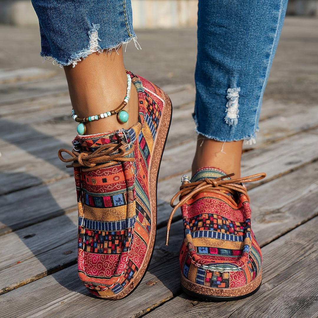 Scarpe comode e leggere da donna con vibrante patchwork, aggiungono un tocco di colore al tuo outfit.