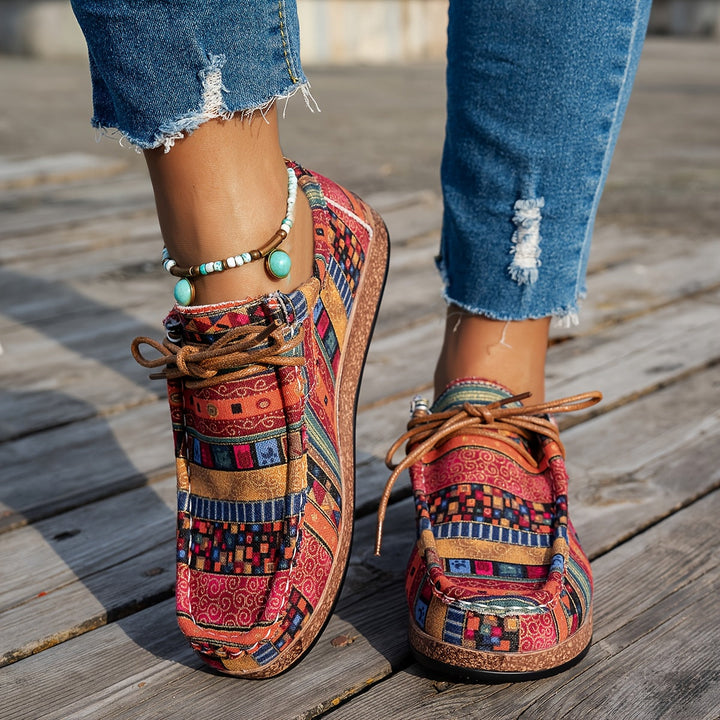 Sneakers donna casual patchwork con lacci, ideali per comfort e stile quotidiano.