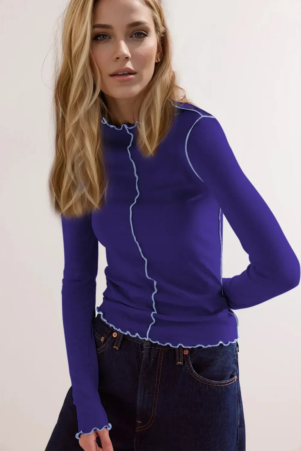 Maglietta casual donna a maniche lunghe. Collo alto per il massimo comfort. Dettaglio bordo colorato.