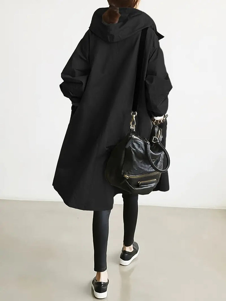 Giacca impermeabile donna autunnale, elegante trench con cappuccio e polsini regolabili, ideale per la pioggia.