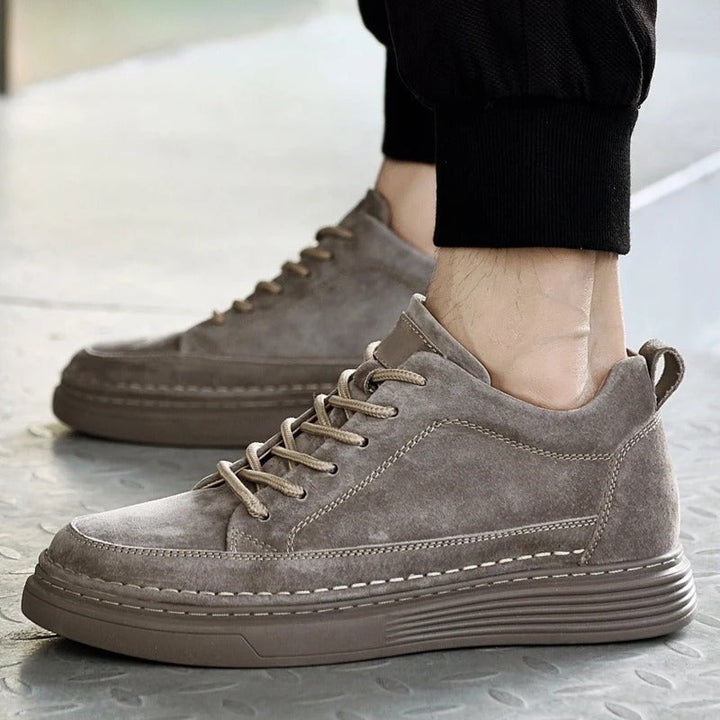 Calzature uomo per stile e comfort, ammortizzate e con vestibilità ampia. Colori: beige, bianco, arancio intenso.