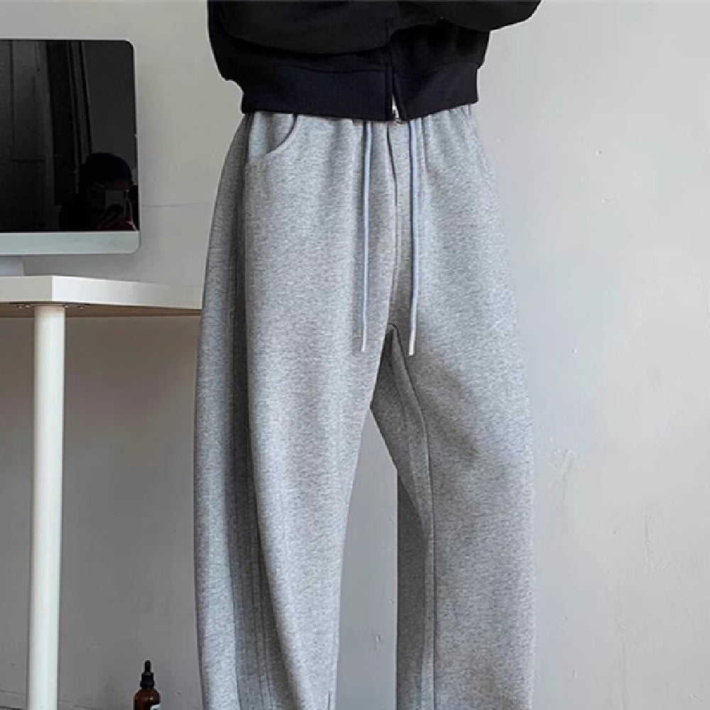 Pantaloni neri uomo gamba dritta, vita media per comfort e stile streetwear. Look retrò versatile.