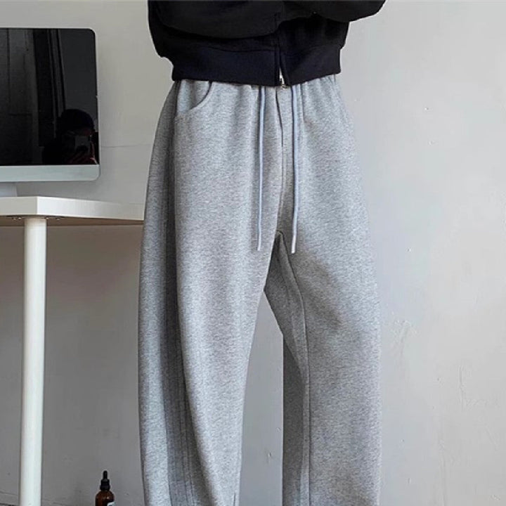 Pantaloni neri uomo gamba dritta, vita media per comfort e stile streetwear. Look retrò versatile.