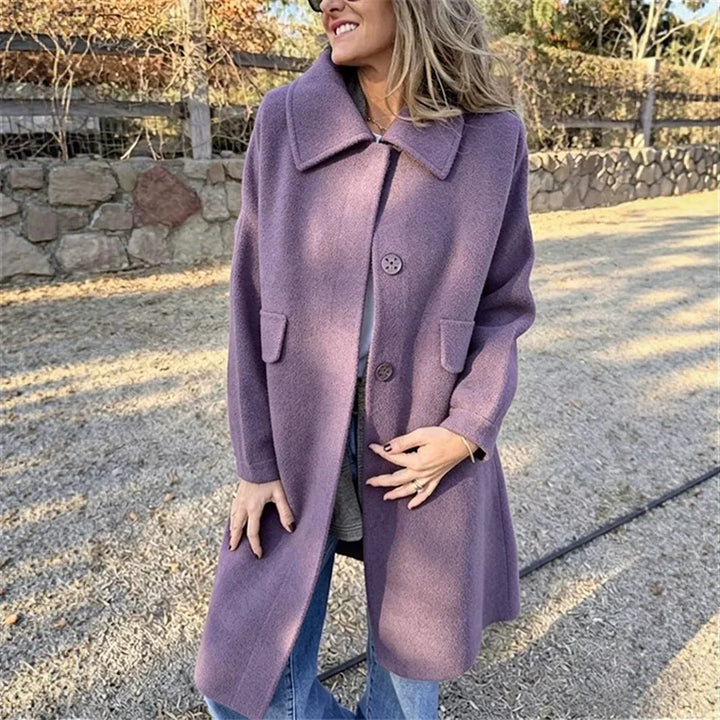 Dettaglio chiusura monopetto su giacca di lana da donna. Stile classico, elegante, perfetto per autunno inverno.