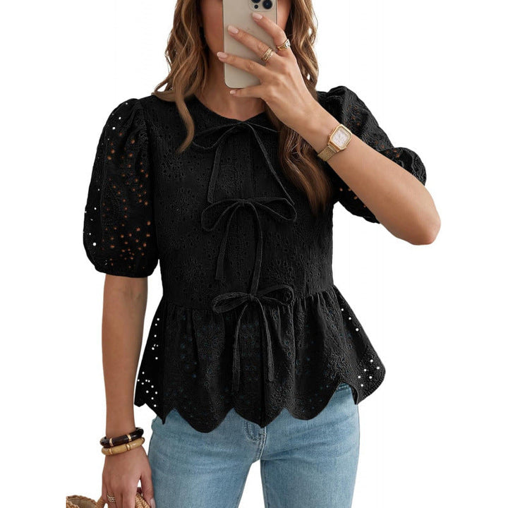 Volant e maniche a sbuffo su top donna elegante con cintura. Stile femminile raffinato e alla moda.