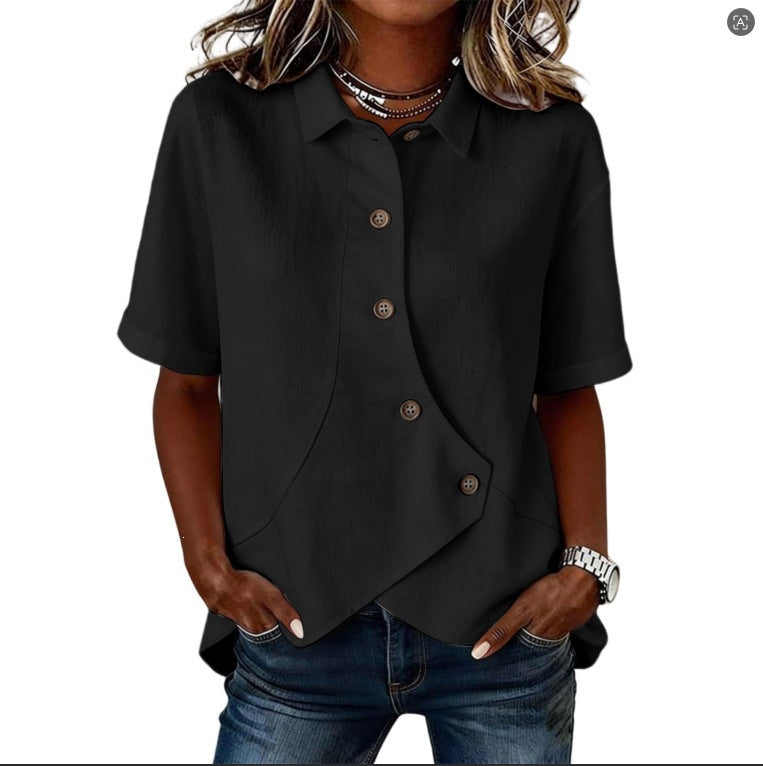 Blusa femminile moderna, maniche corte, tinta unita, con originali bottoni asimmetrici.