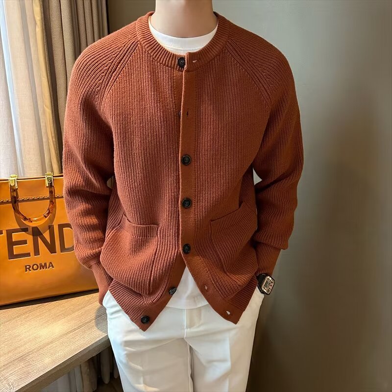 Elegante cardigan uomo slim fit, scollo rotondo e maniche lunghe. Un maglione essenziale per la moda maschile.