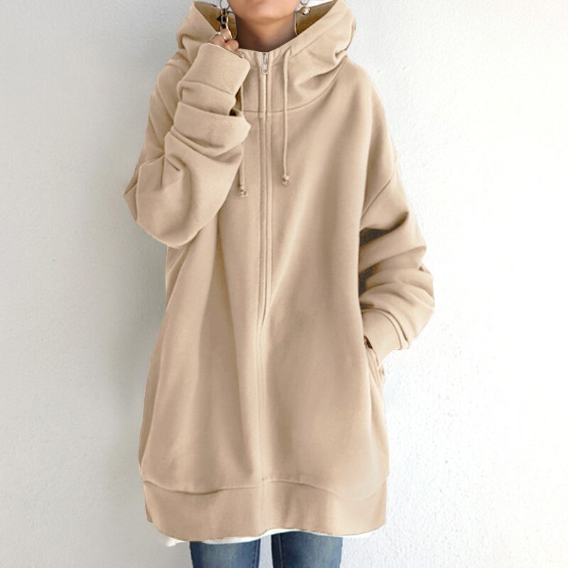 Donna che indossa una felpa oversize con cappuccio e zip, morbida e calda. Abbigliamento casual di moda.