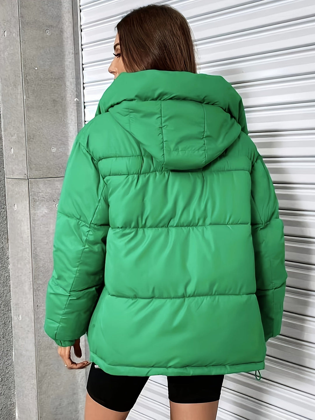 Giacca donna trapuntata leggera con cappuccio, un must-have per la moda invernale e uno stile contemporaneo.