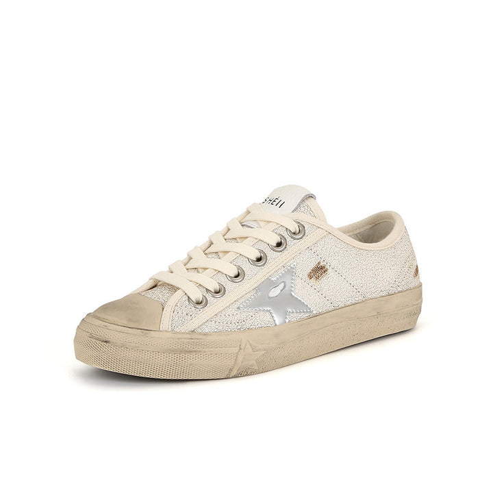 Sneakers donna alla moda, casual con effetto used e lacci. Ideali per outfit street style e comfort quotidiano.
