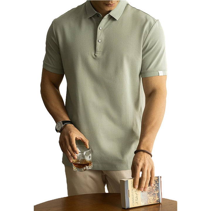 Polo uomo moderna a maniche corte con colletto a rever, per comfort e stile nella moda maschile.