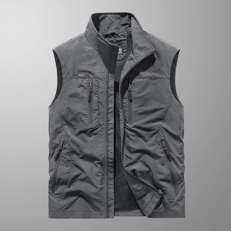 Gilet uomo versatile, nero, con collo alto. Strato leggero ideale per abbigliamento casual.