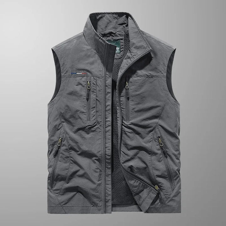 Gilet uomo versatile, nero, con collo alto. Strato leggero ideale per abbigliamento casual.