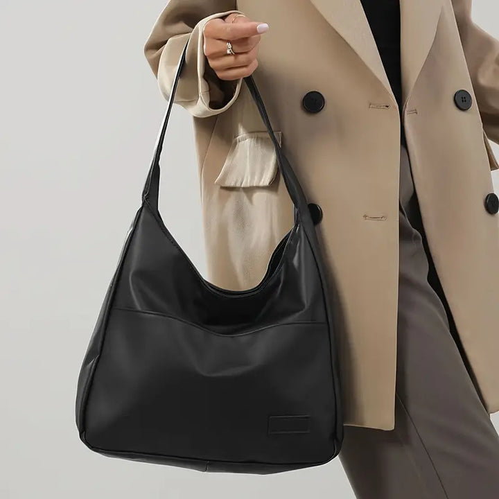 Borsa hobo marrone da donna, stile minimal per un look casual e pratico. Un accessorio versatile.