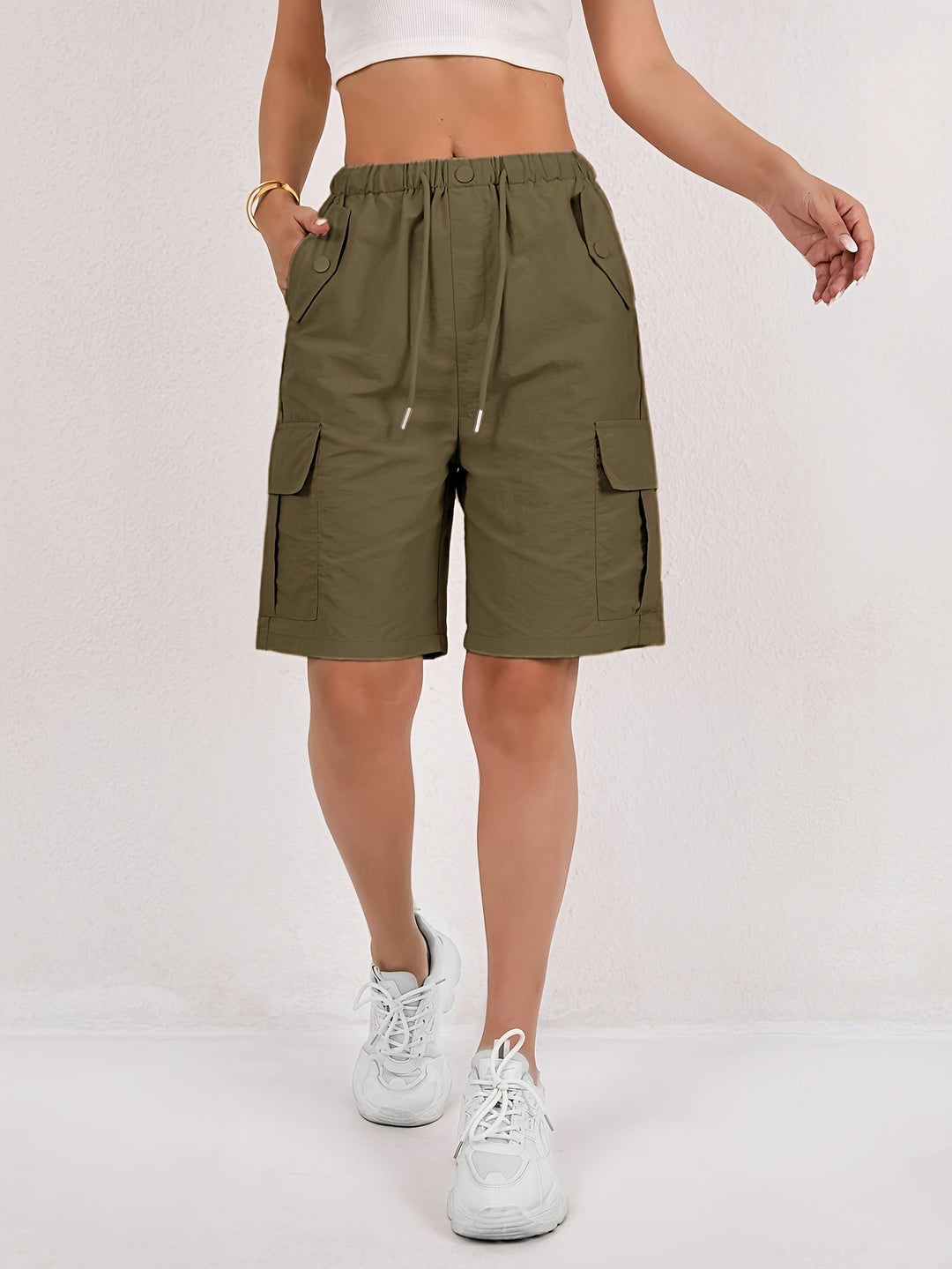 Short cargo donna, modello comodo con vita elasticizzata, ideale per outfit casual estivi con un tocco di stile.