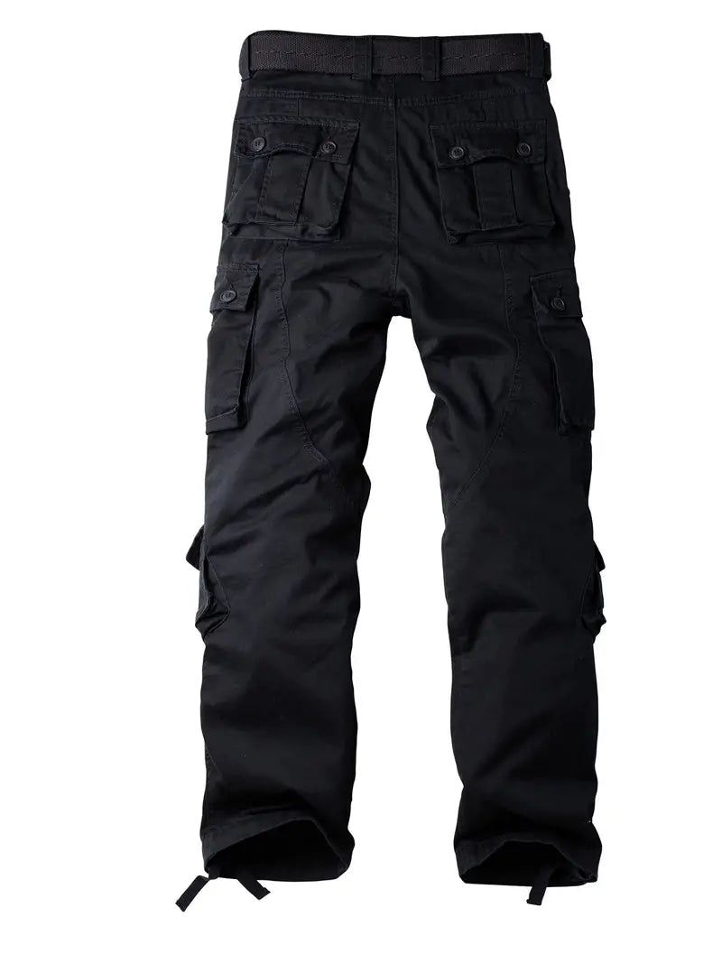 Uomo con pantaloni cargo casual, perfetti per camminate outdoor. Stile versatile primavera/autunno.