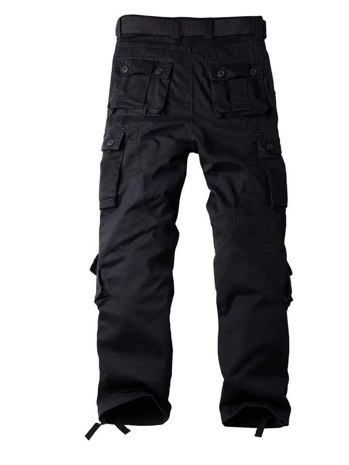 Uomo con pantaloni cargo casual, perfetti per camminate outdoor. Stile versatile primavera/autunno.