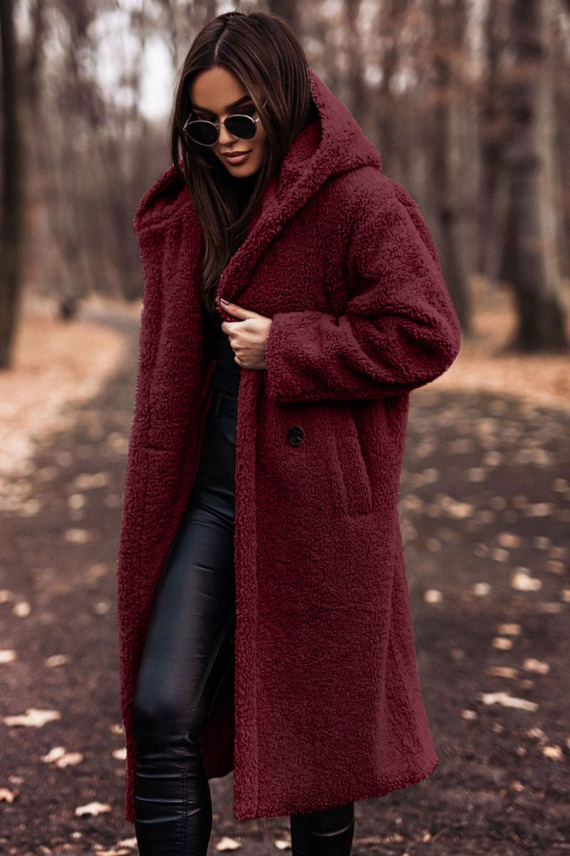 Elegante cappotto invernale donna, con cappuccio e lunghezza maxi, in tessuto teddy caldo, per un outfit trendy.