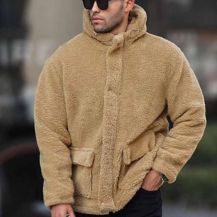 Cappotto uomo casual con pratiche tasche a toppa e cappuccio. Perfetto per il freddo, stile quotidiano.
