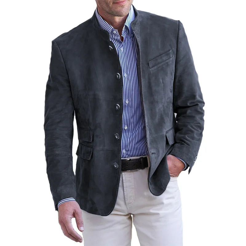 Dettaglio blazer uomo autunnale elegante, con bottoni a contrasto e vestibilità moderna. Outfit formale.