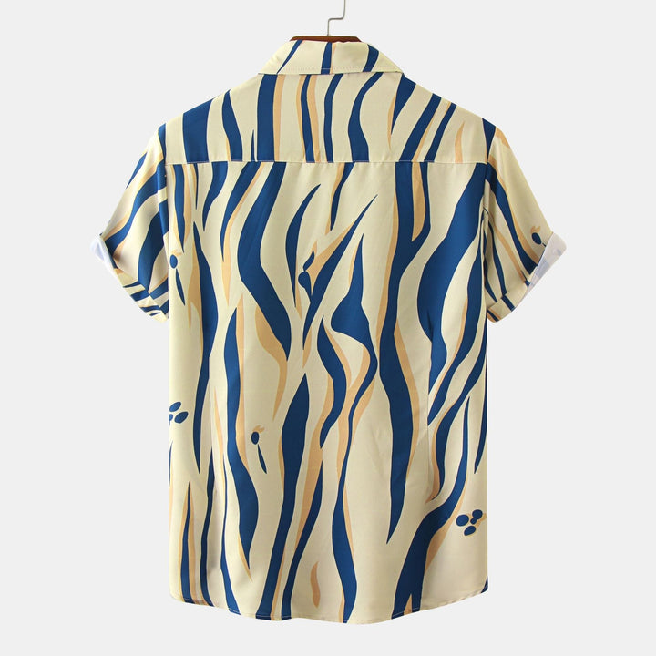 Camicia uomo gialla chiara a maniche corte, stampa floreale. Stile casual elegante, colletto revers, vestibilità aderente.