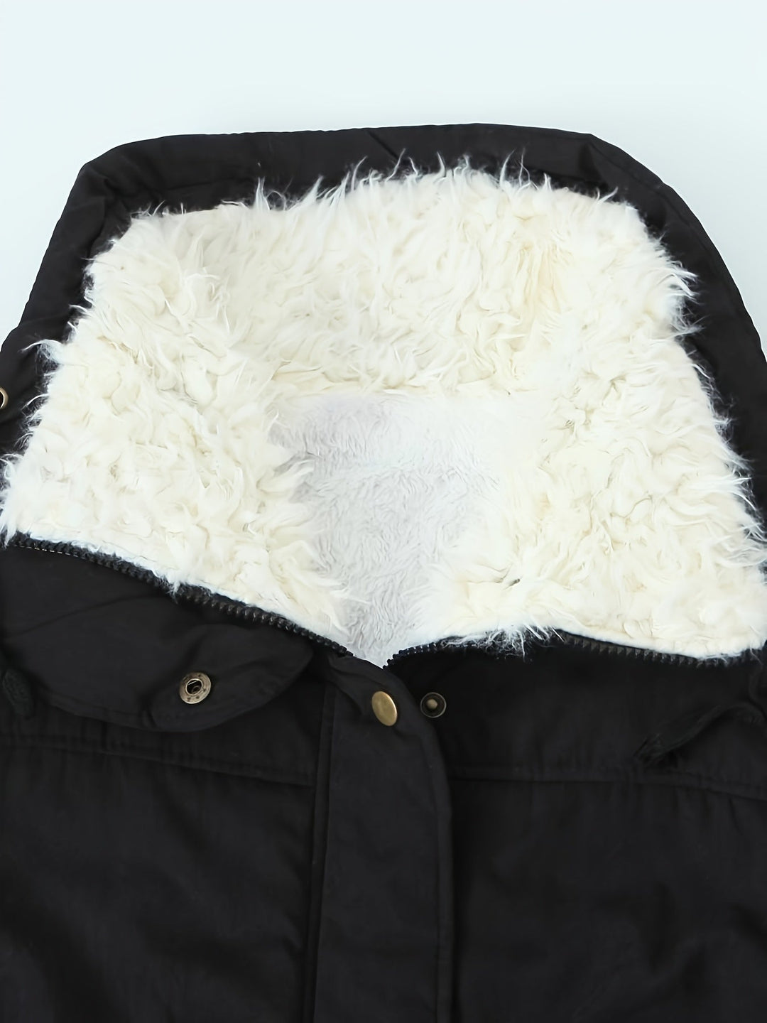 Parka lungo donna con soffice collo borg e vita regolabile. Cappotto invernale elegante e caldo per ogni look.