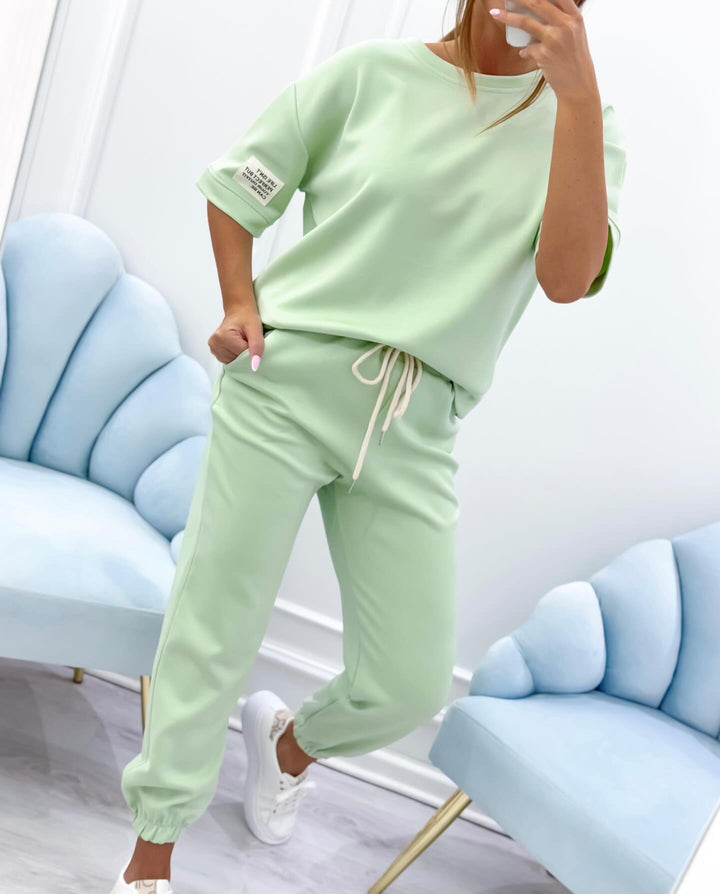 Dettaglio del set lounge donna: pantaloni comodi e maglia a manica corta. Perfetto per il relax quotidiano.