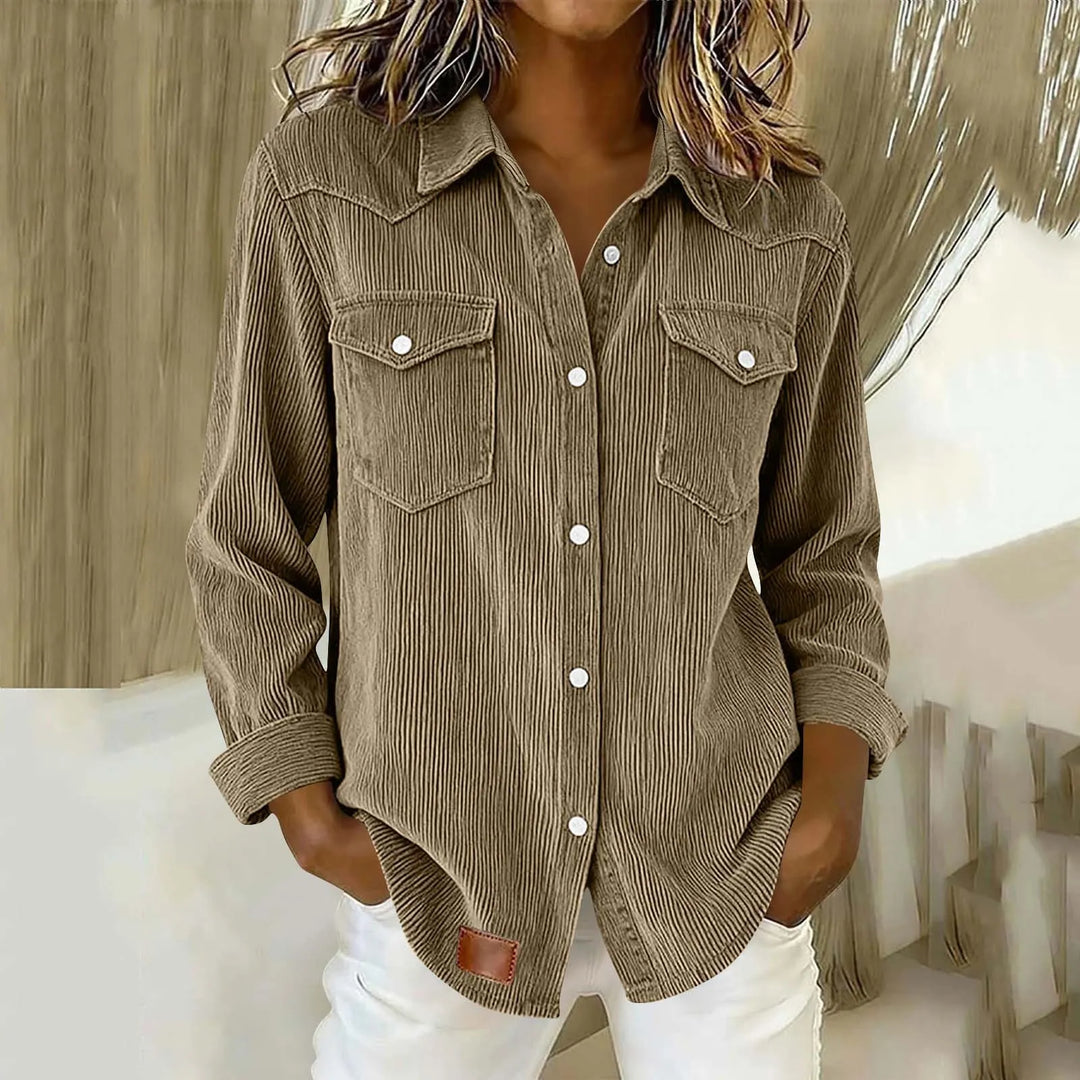 Modella indossa camicia donna in velluto a coste, bottoni chiusi, tasche visibili. Stile casual-chic.