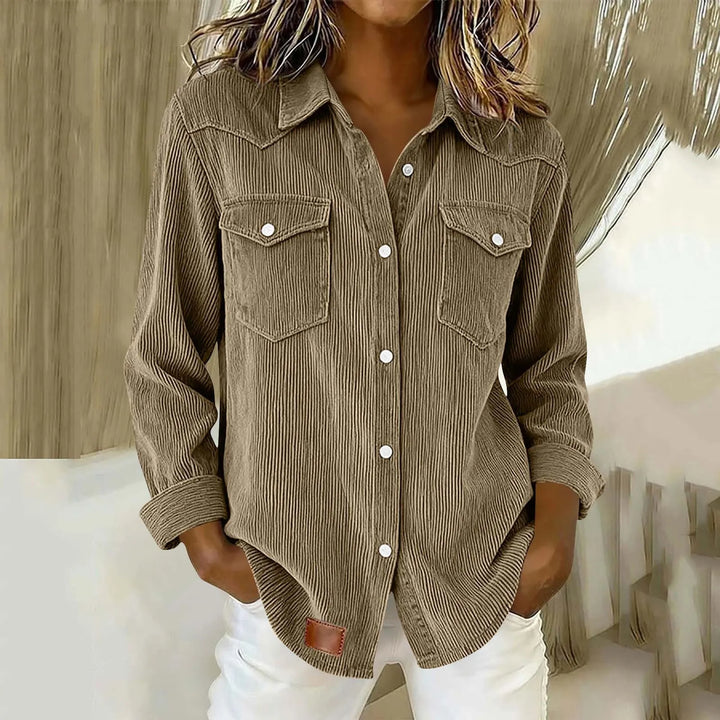 Modella indossa camicia donna in velluto a coste, bottoni chiusi, tasche visibili. Stile casual-chic.