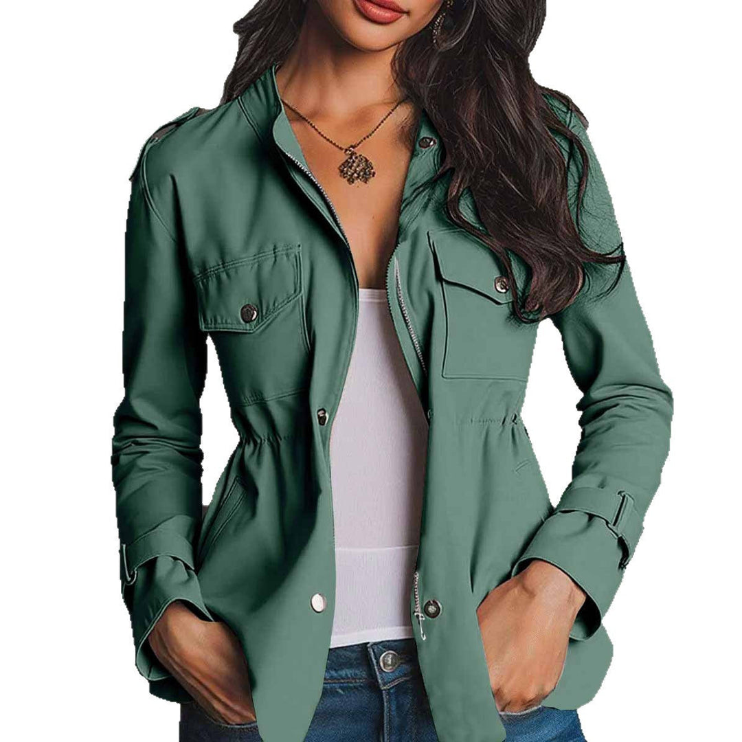 Abbigliamento donna: giacca antivento leggera, avvitata e pratica. Ideale per la città e la mezza stagione.