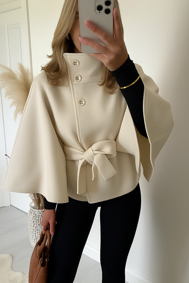 Cappotto donna a mantella con cintura regolabile, collo alto, un capo spalla autunnale/invernale confortevole ed elegante.