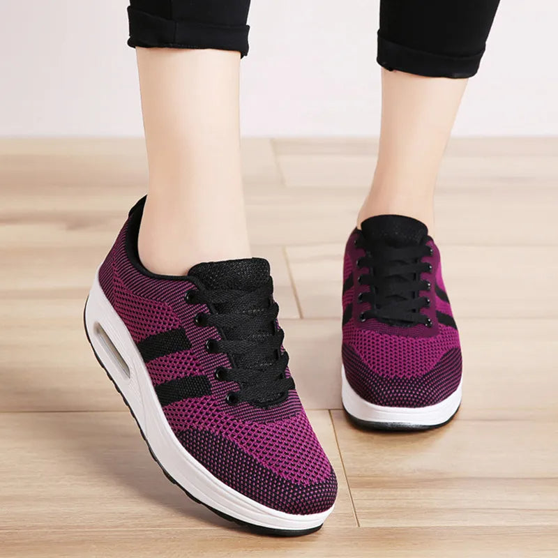 Sneakers sportive donna ammortizzate, offrono comfort e supporto per attività quotidiane e camminata.