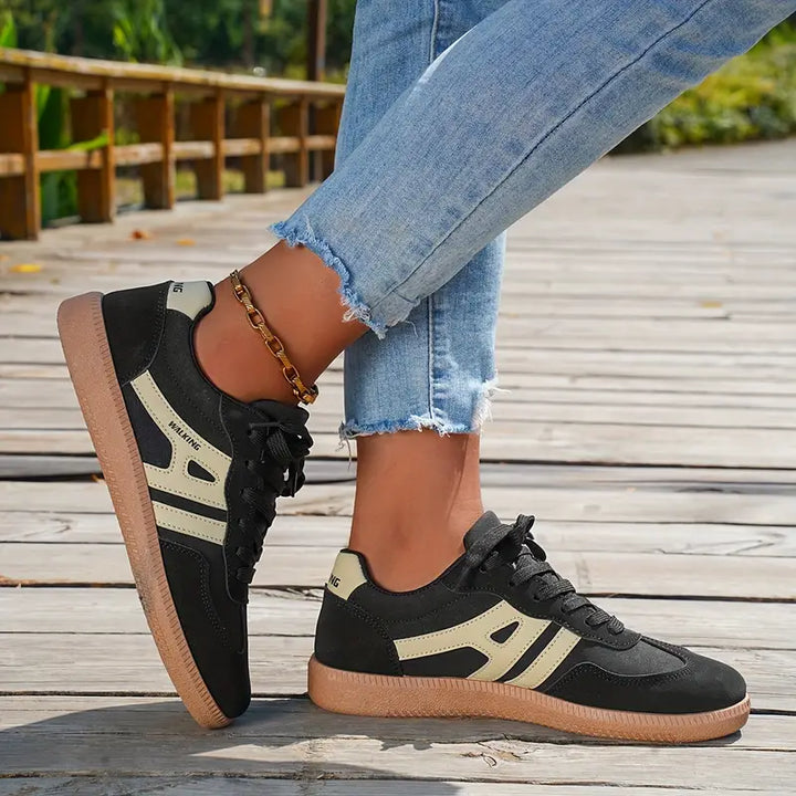 Scarpe donna nere e caffè stile retro. Sneakers con design contrasto e suola leggera per comfort e un look alla moda.