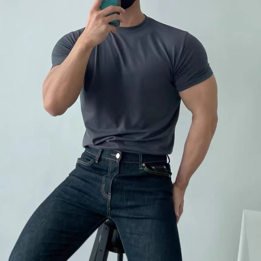 Maglietta uomo estiva, slim fit, maniche corte. Ideale per look sportivi o casual. Traspirante e ad asciugatura rapida.
