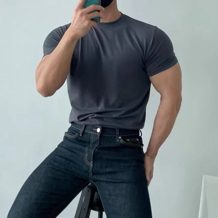 Maglietta uomo estiva, slim fit, maniche corte. Ideale per look sportivi o casual. Traspirante e ad asciugatura rapida.