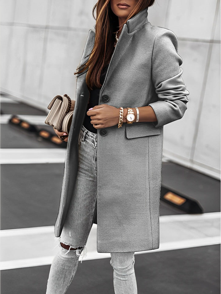 Versatile cappotto overcoat da donna, lungo per autunno, con bottoni e scollo a V. Caldo e di tendenza.