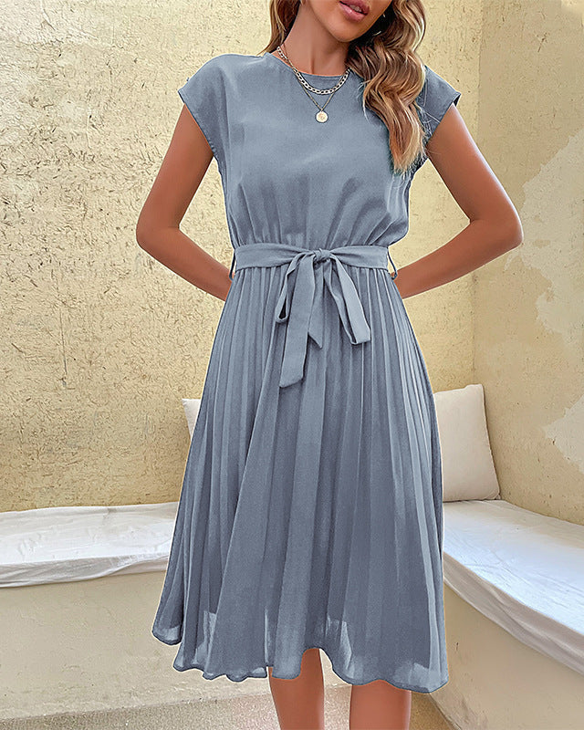 Elegante abito donna plissettato con cintura, ideale come vestito estivo fresco e versatile.