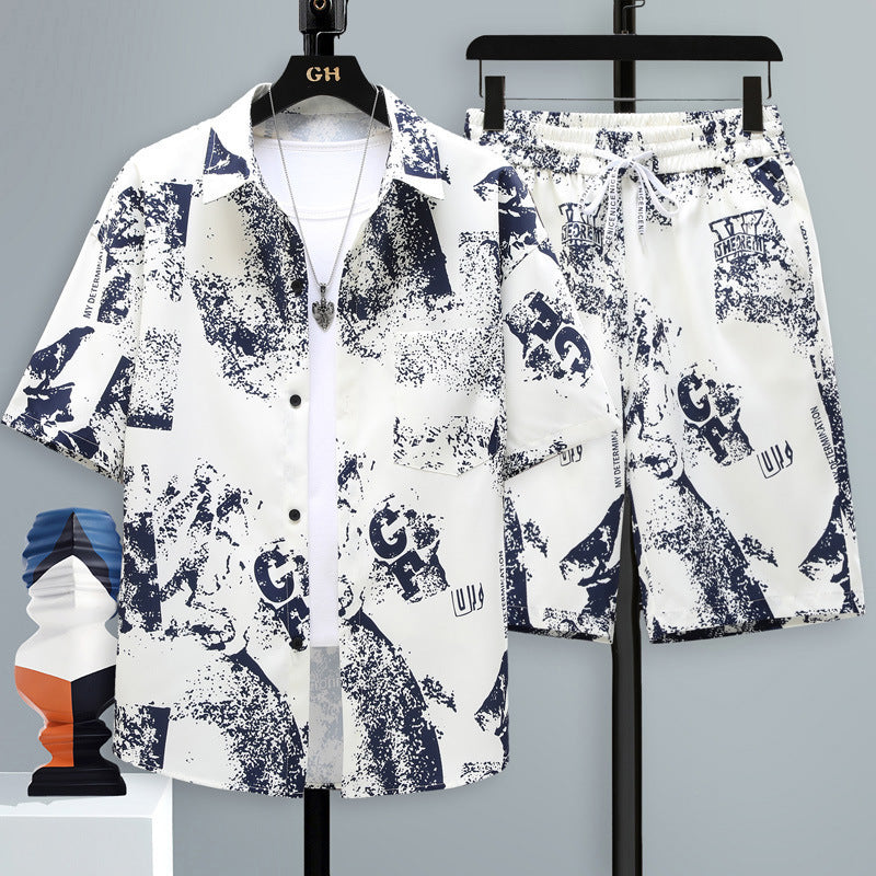 Moda uomo estiva: completo casual con maglietta a fantasia e pantaloncini, ideale per il comfort quotidiano.