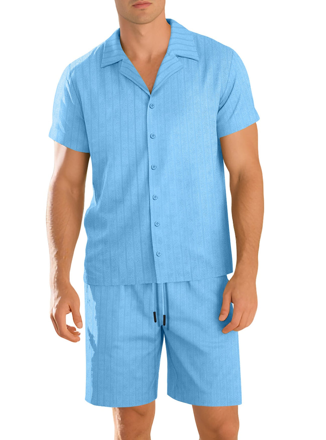 Modello indossa completo uomo casual in lino, camicia a maniche corte e pantaloni. Look coordinato rilassato.