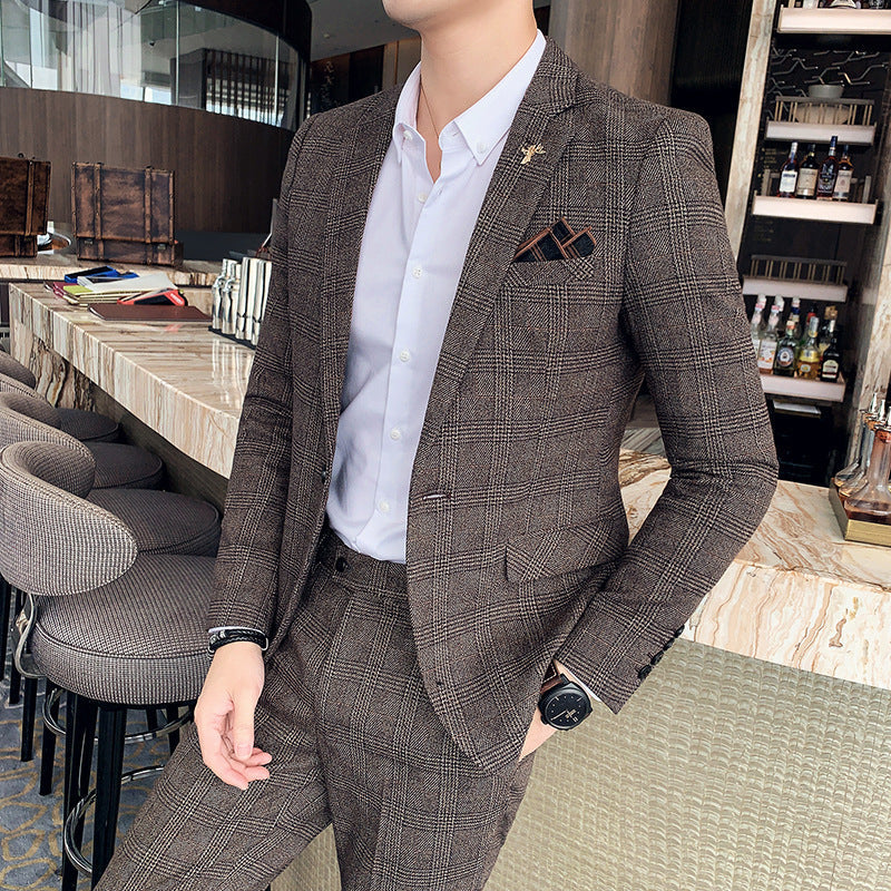 Completo uomo slim fit a quadri. Eleganza versatile per ogni occasione, adatto come abito da cerimonia o business.