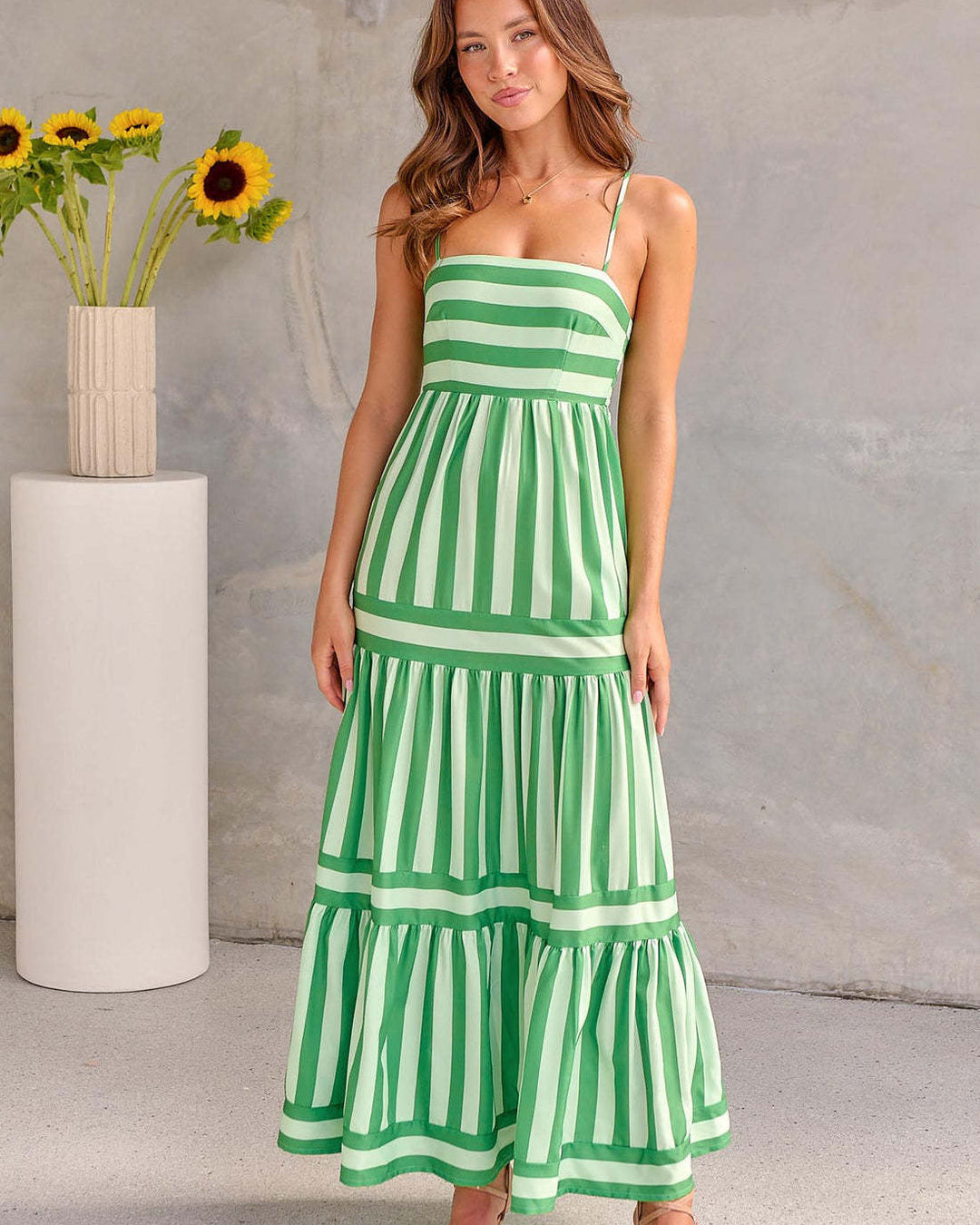 Abito lungo donna estivo a righe bianche e blu, scollo quadrato e schiena scoperta. Perfetto per la moda mare.