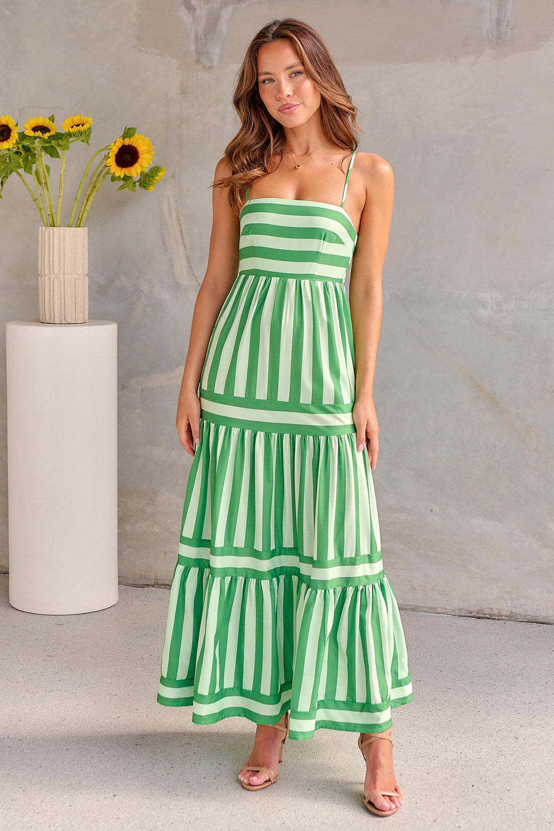 Abito lungo estivo da donna a righe verticali, con spalline sottili e scollo morbido. Ideale per l'abbigliamento casual.