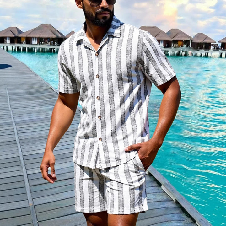 Completo estivo uomo bianco con camicia a maniche corte e pantaloncini comodi. Ideale per relax e vacanze.