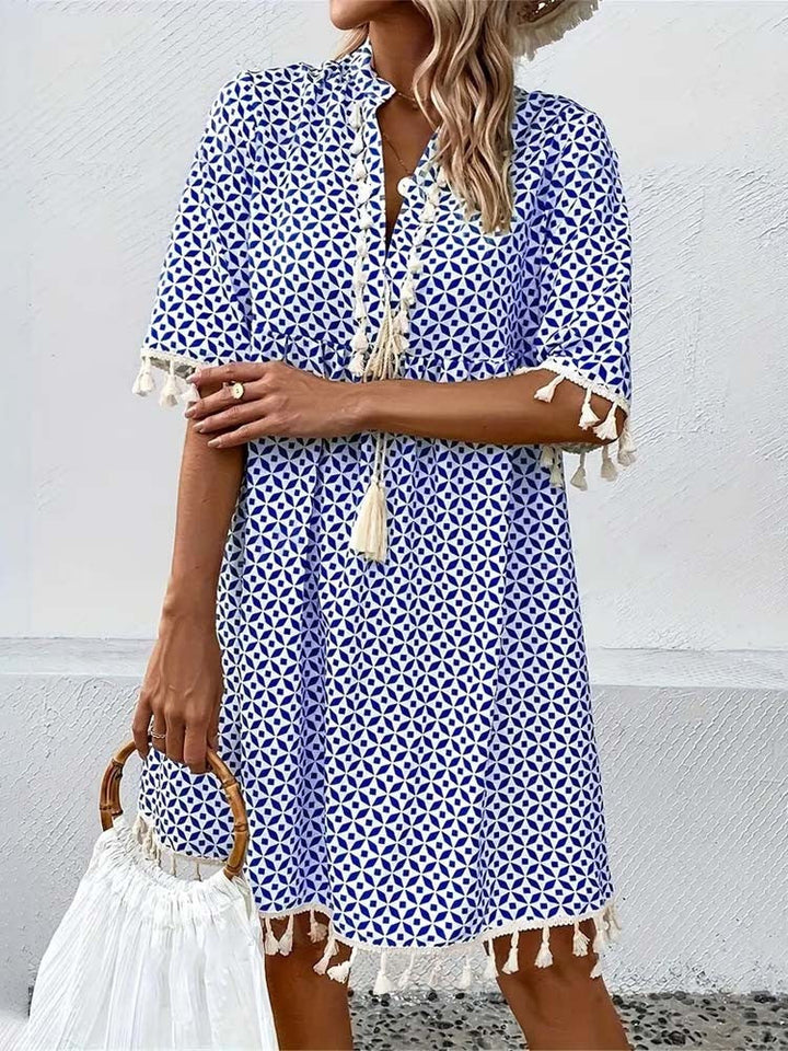 Abito corto da donna a pois verdi, vestito leggero con nappe per un look estivo casual e confortevole.