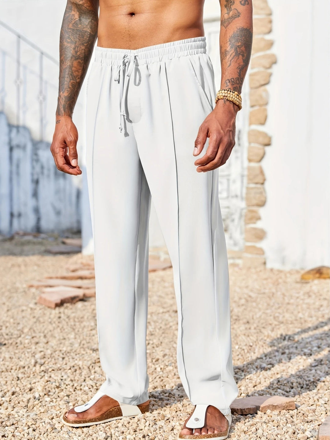 Dettaglio: Tessuto antipiega dei pantaloni uomo straight fit, ideale per comfort e stile moderno senza pieghe.