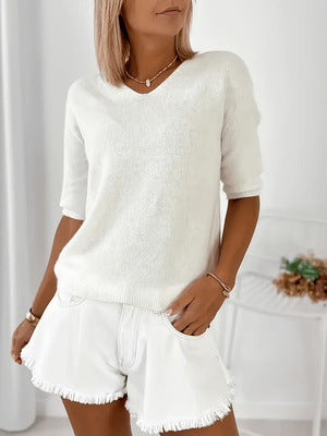 Dettaglio del maglione donna leggero con scollo a V, texture morbida per un tocco di eleganza casual.