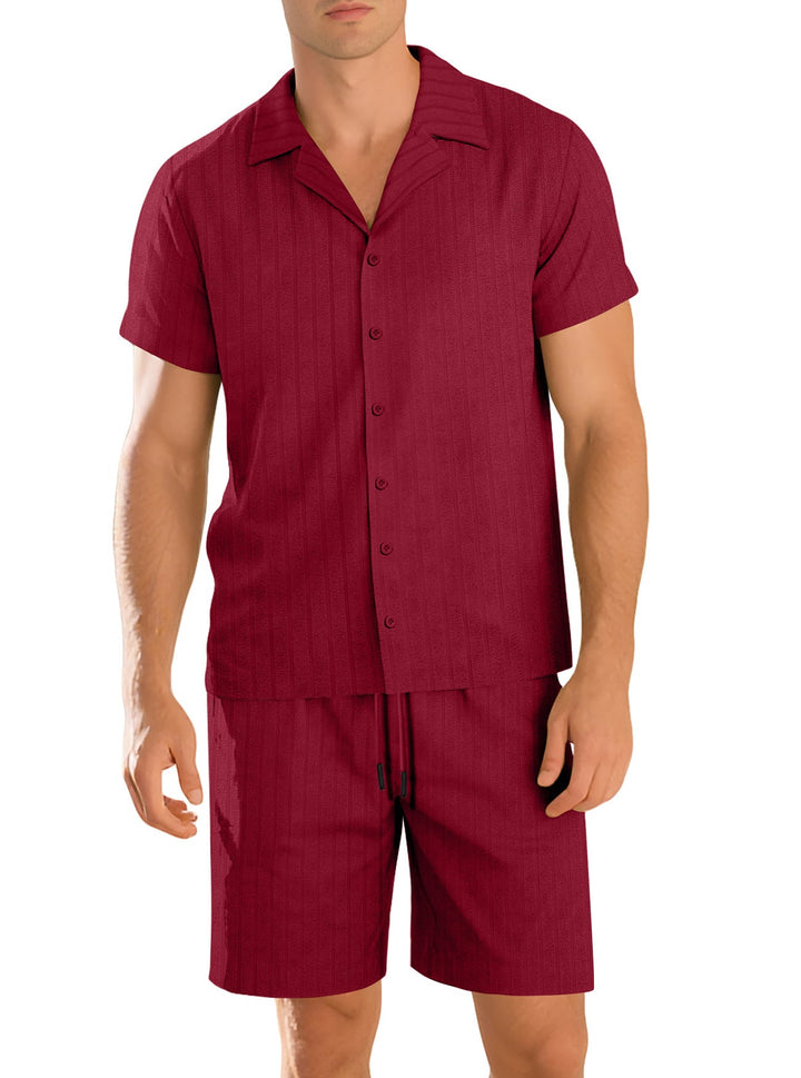 Completo casual uomo in lino di colore neutro, camicia a maniche corte e pantaloni, per outfit estivi.