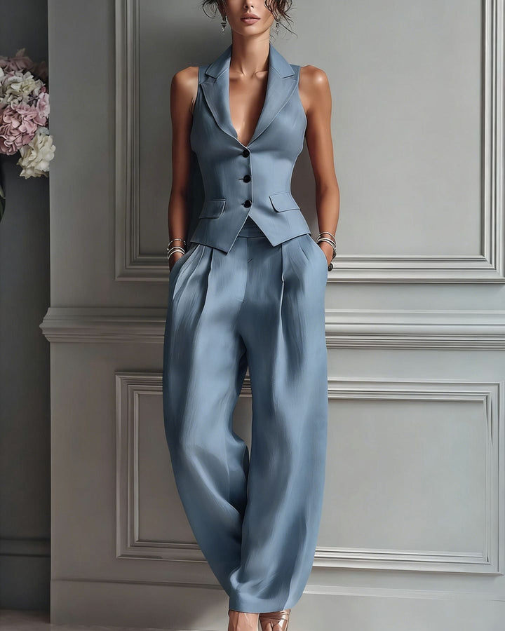Completo estivo donna moderno due pezzi. Gilet chic e pantaloni dritti per un look versatile e alla moda.